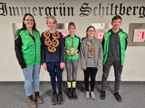 Jugend LG-Königin Maria Stocker mit Wurstkönigin Maria Leitermeier und Brezenkönig Fabian Farnhammer